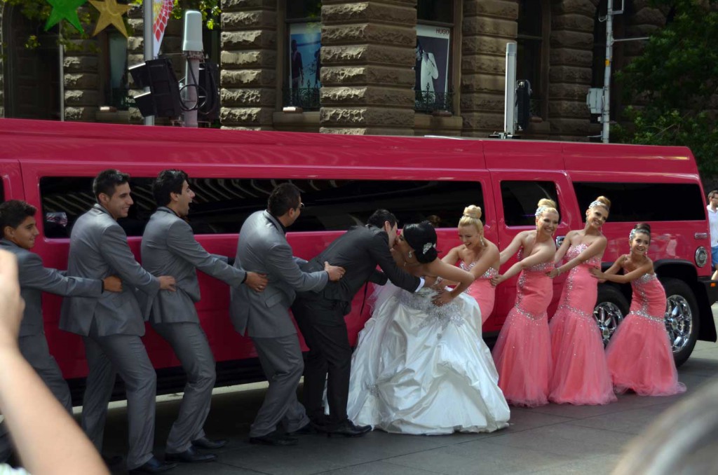 Limousine-hummer-rose-mariage
